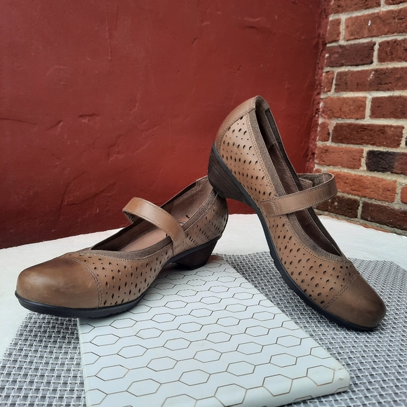 Abeo Noelle Comfort Pumps Perforated Cap Toe Mary Jane 7 Narrow Tan Leather Fall - Picture 1 of 12